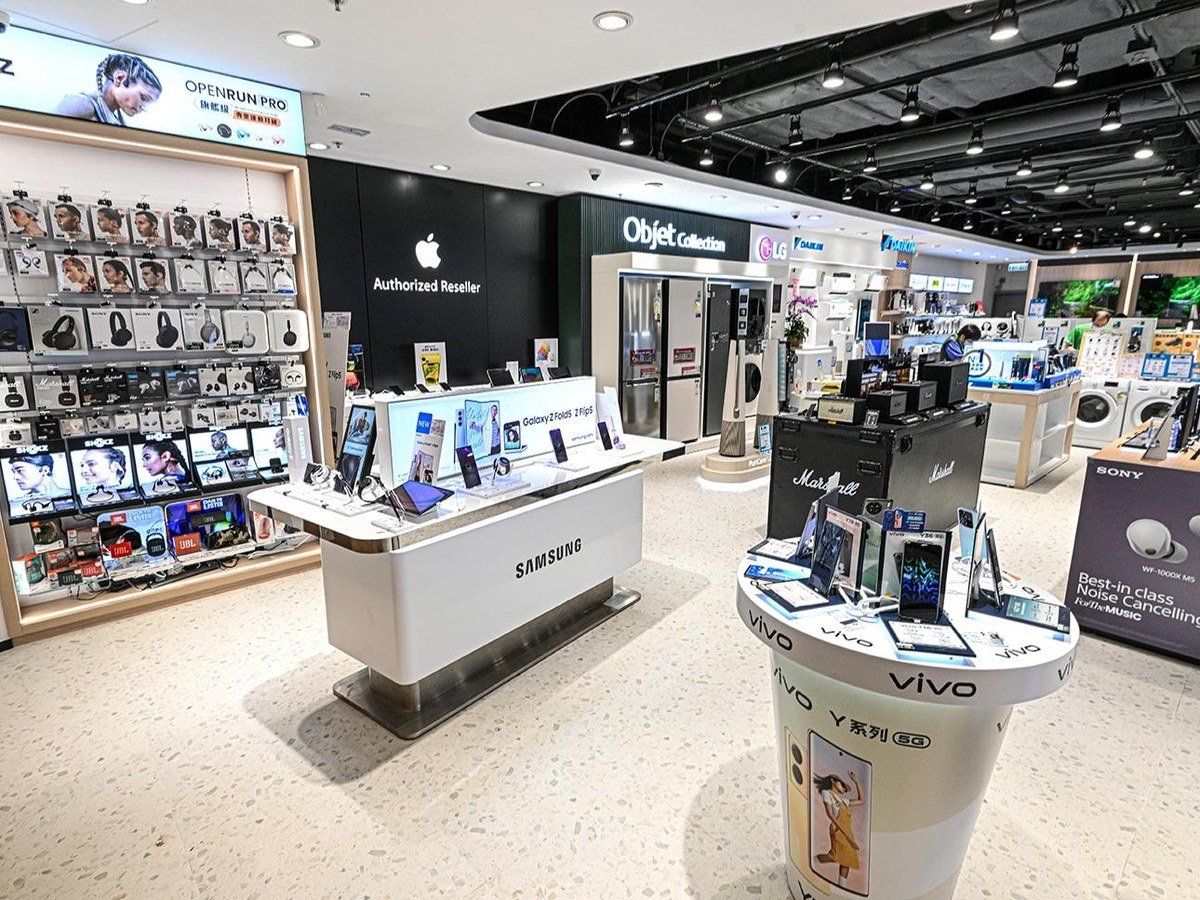 Multi-brand electronics floor display with branded stands